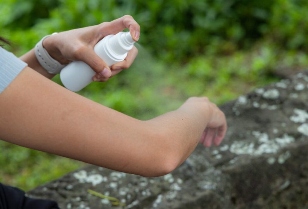 Repelentes no verão: podem afetar os polinizadores? Investigadores CFE/TERRA esclarecem no Público person spraying repellent on arm in outdoors 2026 03 24 15 22 03 utc 1